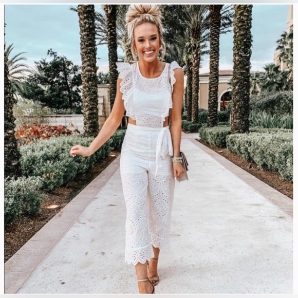 New ELEGANT WHITE LACE JUMPSUIT CUT OUT WITH BAND SLEEVE DETAILED - Picture 4 of 11